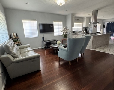 9782 Broadway - Photo Thumbnail 2