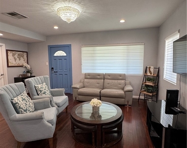 9782 Broadway - Photo Thumbnail 3