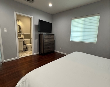 9782 Broadway - Photo Thumbnail 16