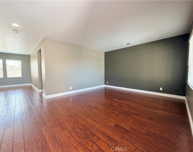 1884 Pinnacle Way - Photo Thumbnail 1