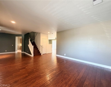 1884 Pinnacle Way - Photo Thumbnail 4