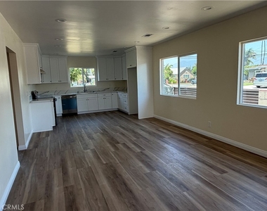 3234 Vineland - Photo Thumbnail 2