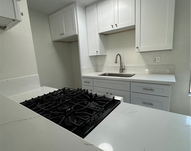 656 Lemar Park Drive - Photo Thumbnail 7