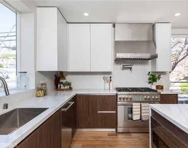 2824 Rowena Avenue - Photo Thumbnail 12