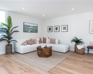 2824 Rowena Avenue - Photo Thumbnail 4