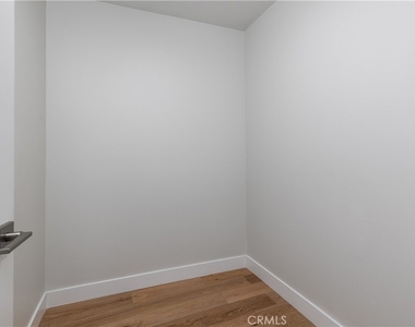 2824 Rowena Avenue - Photo Thumbnail 20