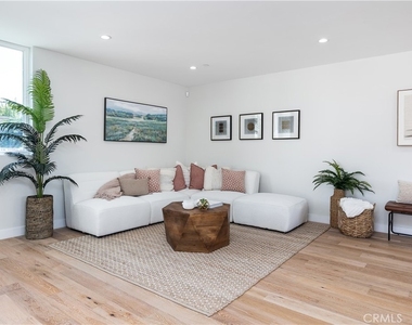 2824 Rowena Avenue - Photo Thumbnail 7