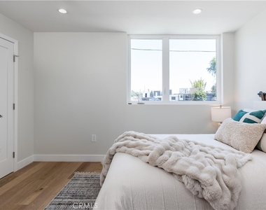 2824 Rowena Avenue - Photo Thumbnail 16