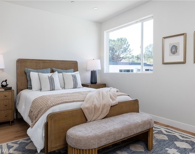 2824 Rowena Avenue - Photo Thumbnail 19