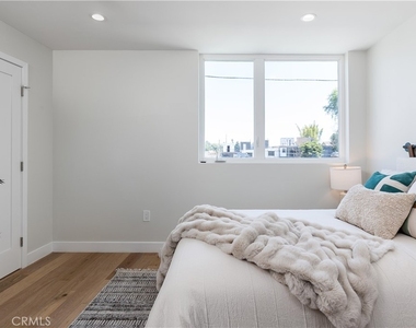 2824 Rowena Avenue - Photo Thumbnail 15