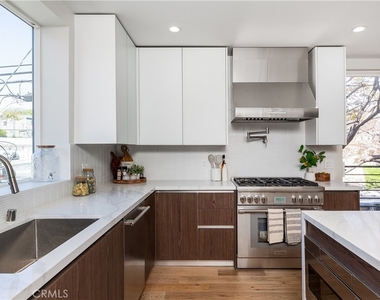 2824 Rowena Avenue - Photo Thumbnail 13