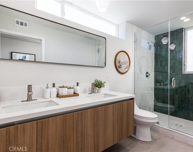 2824 Rowena Avenue - Photo Thumbnail 20