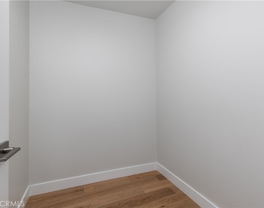 2824 Rowena Avenue - Photo Thumbnail 21