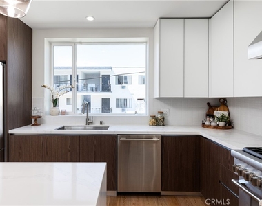 2824 Rowena Avenue - Photo Thumbnail 12