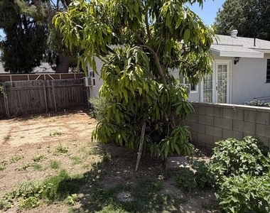 7418 Amigo Avenue - Photo Thumbnail 10