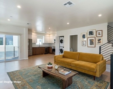 5230 1/2 Satsuma Avenue - Photo Thumbnail 4