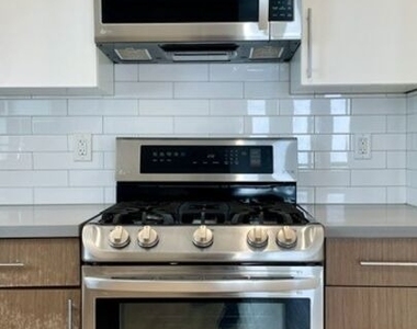 5230 1/2 Satsuma Avenue - Photo Thumbnail 10