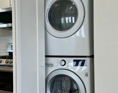 5230 1/2 Satsuma Avenue - Photo Thumbnail 11