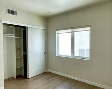 5230 1/2 Satsuma Avenue - Photo Thumbnail 23