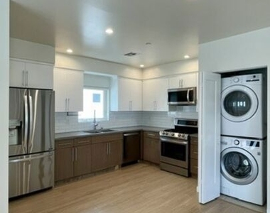 5230 1/2 Satsuma Avenue - Photo Thumbnail 6