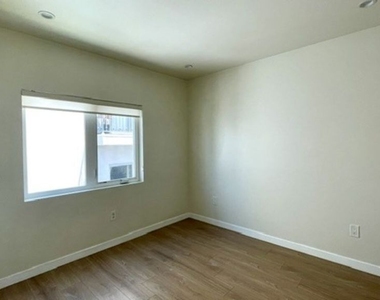 5230 1/2 Satsuma Avenue - Photo Thumbnail 22