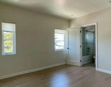 5230 1/2 Satsuma Avenue - Photo Thumbnail 15