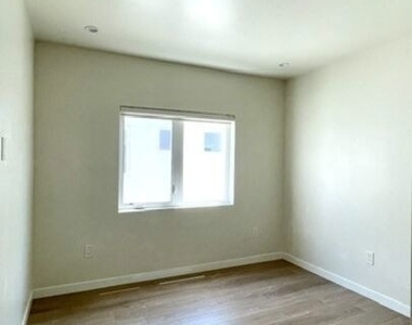 5230 1/2 Satsuma Avenue - Photo Thumbnail 25