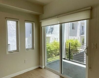 5230 1/2 Satsuma Avenue - Photo Thumbnail 8
