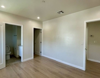 5230 1/2 Satsuma Avenue - Photo Thumbnail 18