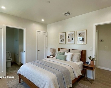 5230 1/2 Satsuma Avenue - Photo Thumbnail 17