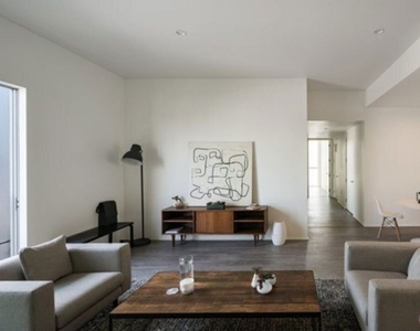 1038 S Mariposa Avenue - Photo Thumbnail 2