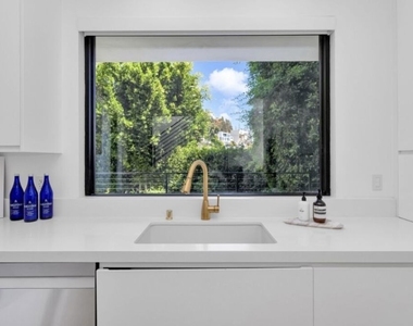 8516 Franklin Avenue - Photo Thumbnail 6