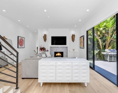 8516 Franklin Avenue - Photo Thumbnail 12