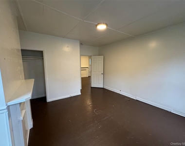21 Jewett Avenue - Photo Thumbnail 4