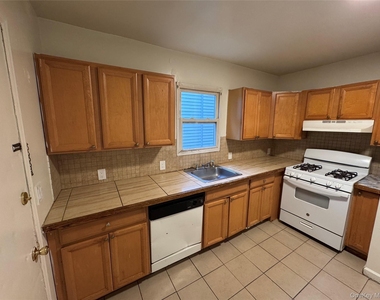21 Jewett Avenue - Photo Thumbnail 9
