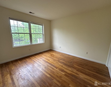 111 Harris Avenue - Photo Thumbnail 7