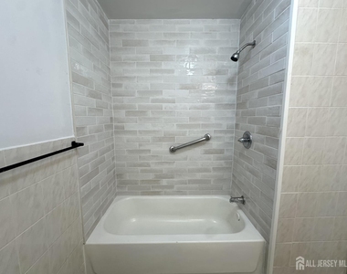 111 Harris Avenue - Photo Thumbnail 4