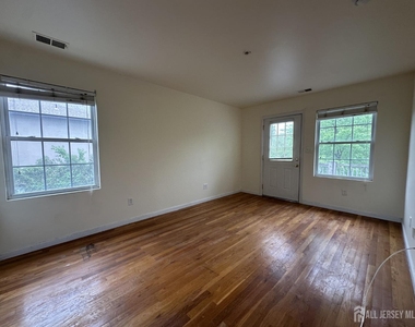 111 Harris Avenue - Photo Thumbnail 6