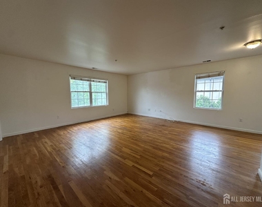 111 Harris Avenue - Photo Thumbnail 9