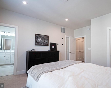 2453 Liberty Loop - Photo Thumbnail 2