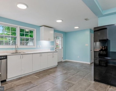 6823 Barrett Road - Photo Thumbnail 12
