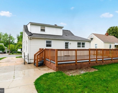6823 Barrett Road - Photo Thumbnail 28