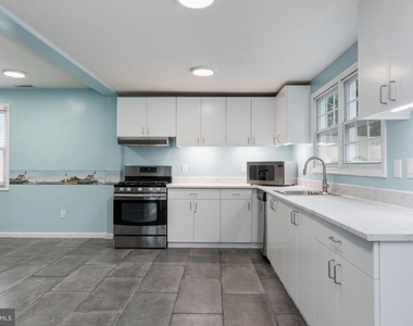 6823 Barrett Road - Photo Thumbnail 9