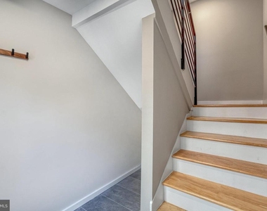 10237 Stratford Avenue - Photo Thumbnail 6