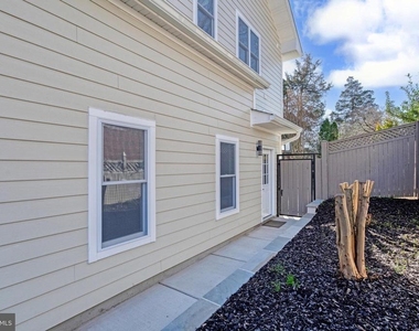 10237 Stratford Avenue - Photo Thumbnail 3
