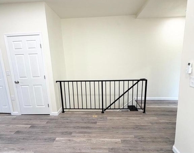 240 W Ontario Street - Photo Thumbnail 3