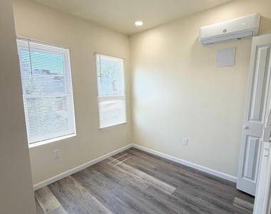 240 W Ontario Street - Photo Thumbnail 13