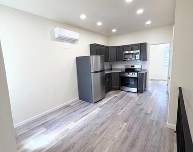 240 W Ontario Street - Photo Thumbnail 2