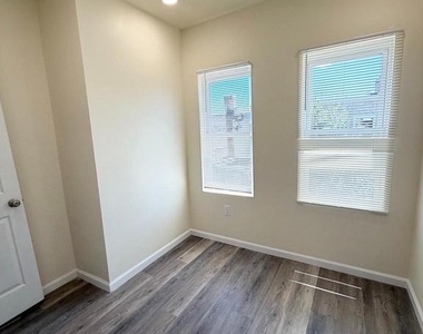 240 W Ontario Street - Photo Thumbnail 12