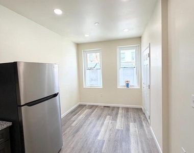 240 W Ontario Street - Photo Thumbnail 4